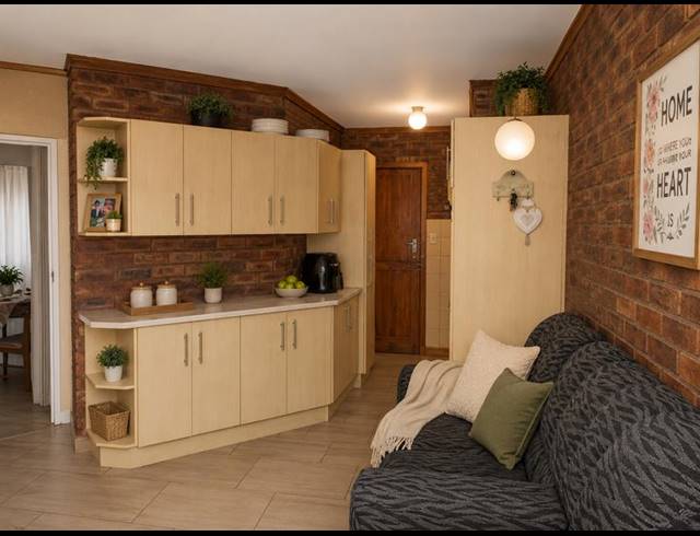 2 BEDROOM TOWNHOUSE FOR SALE IN UITSIG